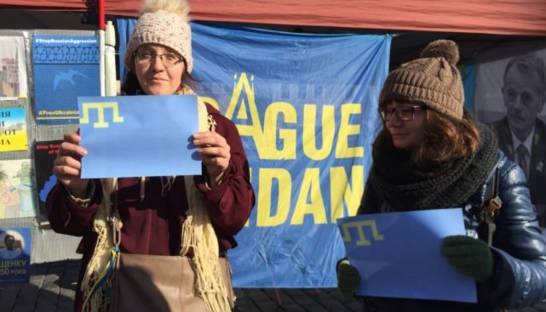 В Праге прошел флешмоб "Крым - это Украина"