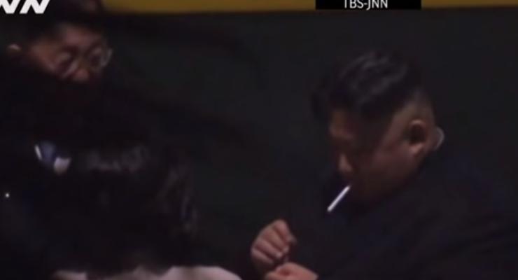 Ким Чен Ына заметили с сигаретой на вокзале