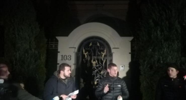 Активисты под домом Гладковского в Козине кричат "Мародерам - смерть!"