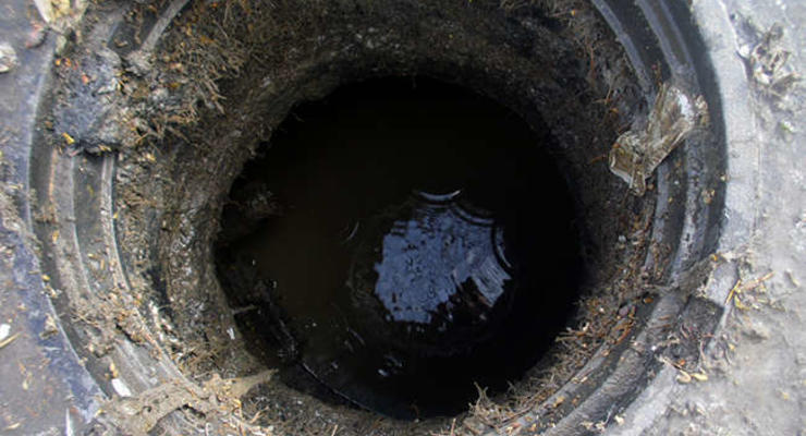 Укрзализныця сбросила нефтепродукты в киевской канализации
