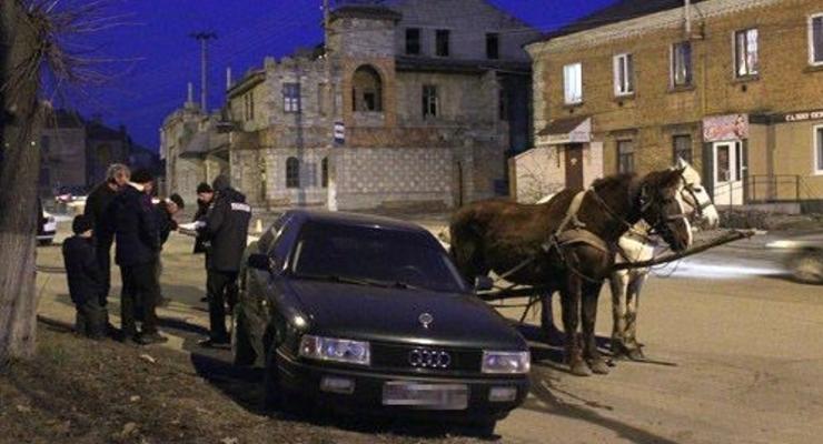 В Хмельницкой области мужчина врезался в авто на украденных лошадях