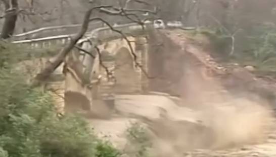 В Греции в прямом эфире упал мост