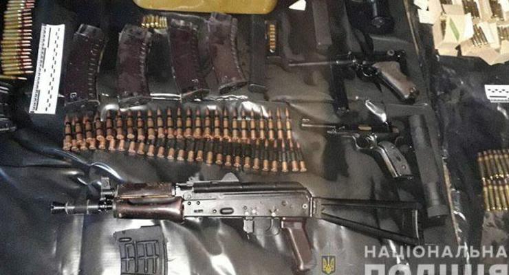 В гараже Мариуполя полиция обнаружила арсенал оружия