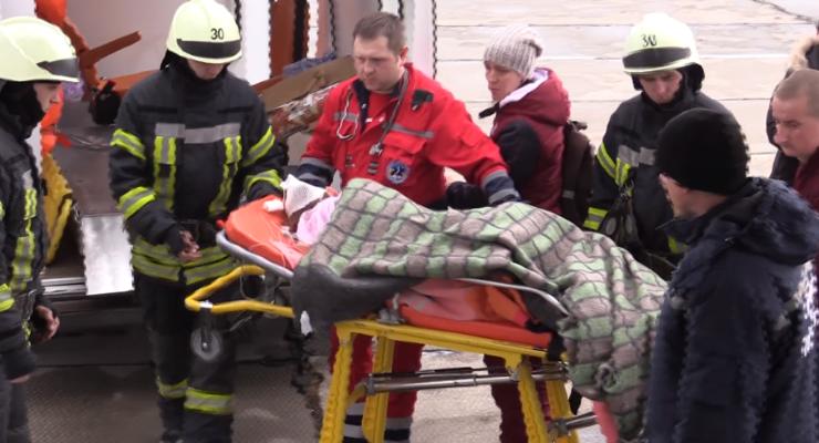 Из зоны ООС самолетом в Киев эвакуировали впавшего в кому ребенка