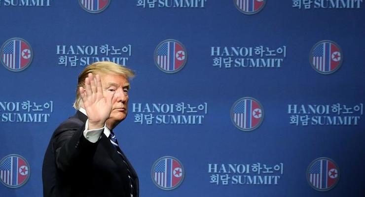 Вылет Трампа из Ханоя задержали из-за проблем с трапом