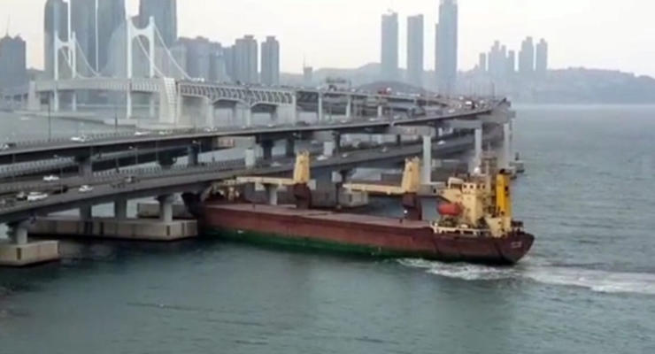 Российский корабль протаранил мост в Южной Корее