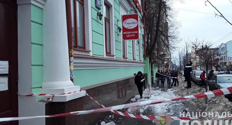 В Харькове ледяная глыба с крыши дома травмировала двух человек