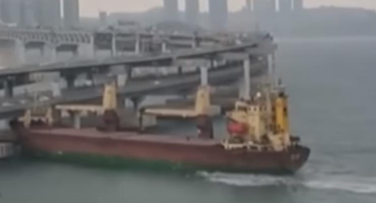 В Южной Корее корабль протаранил мост