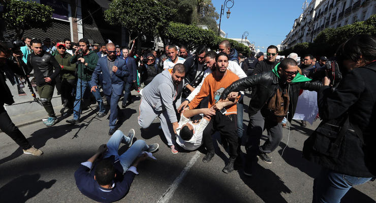 В Алжире в ходе протестов пострадали почти 200 человек
