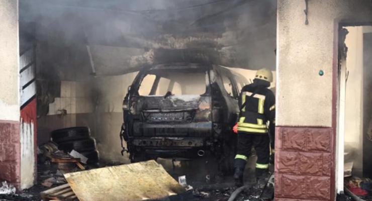 В Киеве пожар уничтожил СТО с автомобилями