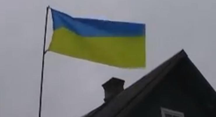 Россиянин поднял желто-голубой флаг над своим домом в Тверской области