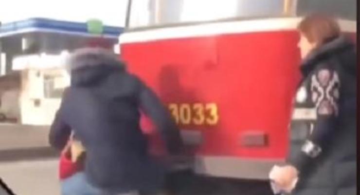 В Харькове водитель трамвая наказала зацепера