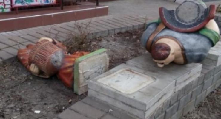 В Киеве вандалы разбили статуи легендарных козаков