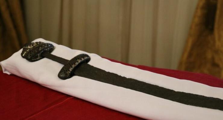 В Киеве передали львовскому музею уникальный меч викинга
