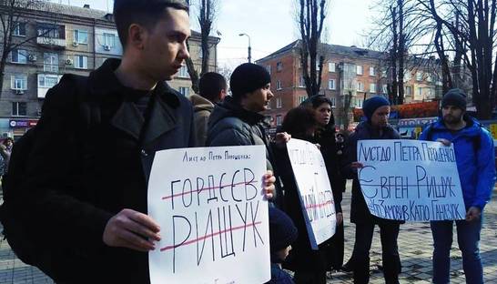 Активисты в Днепре заставили Порошенко выйти черным ходом