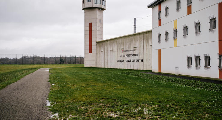 Полиция во Франции штурмовала тюрьму из-за нападения заключенного