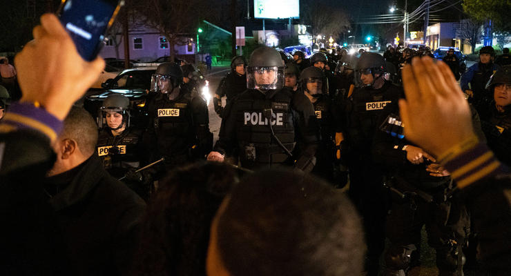 В США арестовали почти 100 человек на митинге против полиции