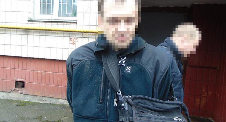 В Киеве полиция нашла у прохожего гранаты и наркотики