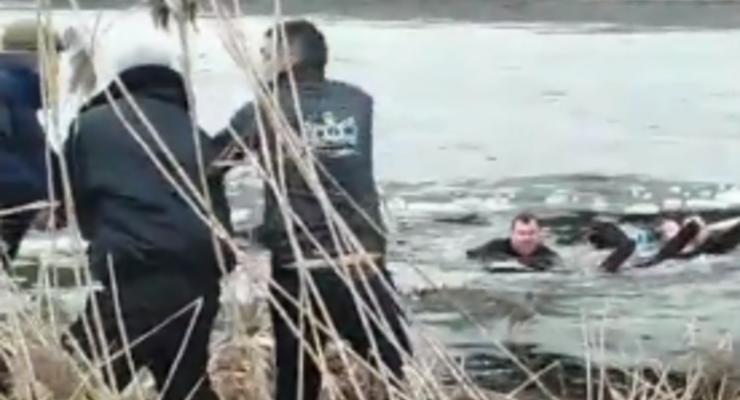 В Киеве на озере прохожие спасли двух девочек, провалившихся под лед