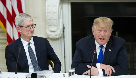 Глава Apple после оговорки Трампа поменял фамилию в Twitter
