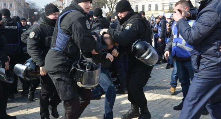 Радикалы устроили драку на Марше женщин в Киеве