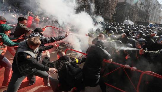 Столкновения под АП: пострадали три силовика