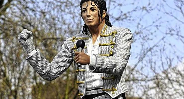 В Лондоне снесли памятник Майклу Джексону