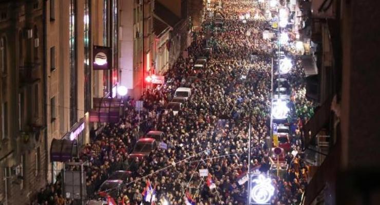 Выборы в Сербии: В Белграде на протест вышли около 10 000 людей