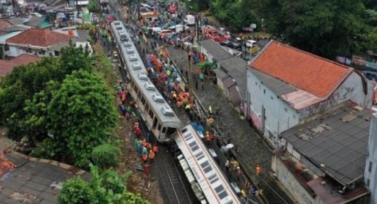 В Индонезии пассажирский поезд сошел с рельсов: десятки пострадавших