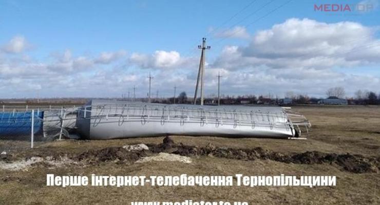 В Тернопольской области из-за ветра упала водонапорная башня