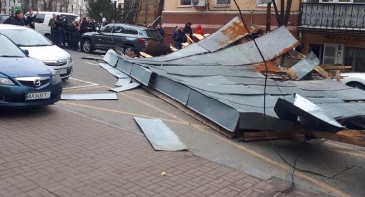 В центре Киева ветер сорвал со здания крышу