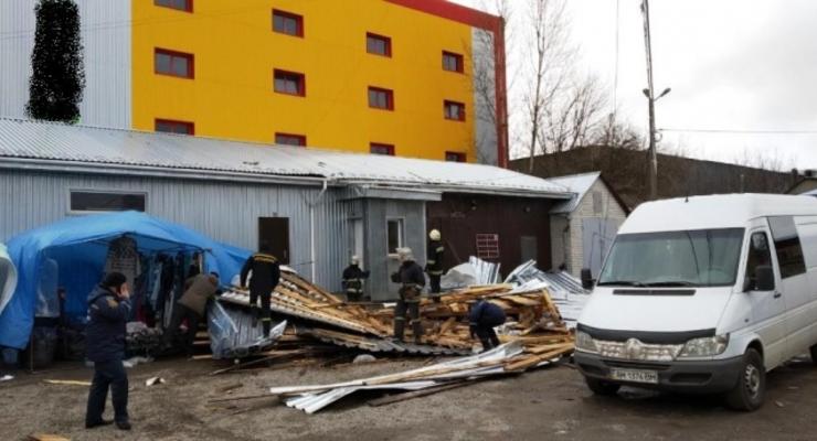 Под Житомиром ветер снес крышу магазина: Мать погибла, дочь в реанимации