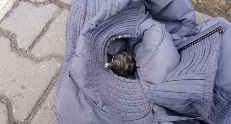 В Полтаве пьяная женщина угрожала прохожим гранатой