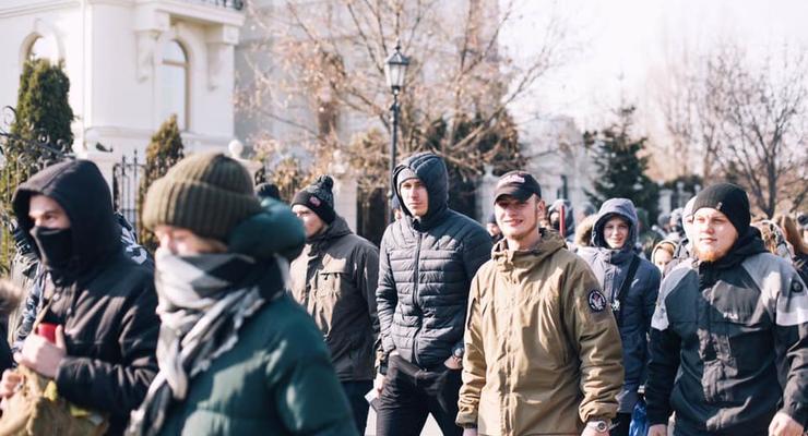 “Нацкорпус” продолжает преследовать Порошенко в Чернигове