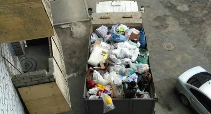 Из квартиры в Днепре вывезли грузовик мусора