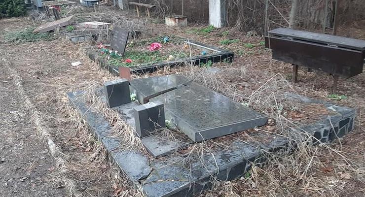 Неизвестные разгромили Лесное кладбище в Киеве