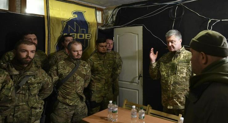 Порошенко встретился с бойцами Азова на Донбассе
