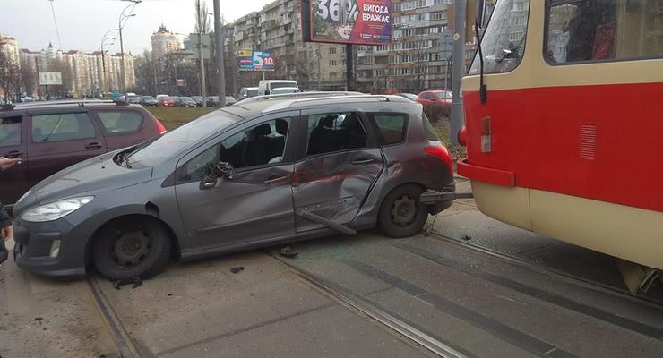Очередное ДТП в Киеве: трамвай врезался в машину