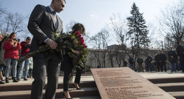 У посольства РФ в Киеве открыли сквер Бориса Немцова