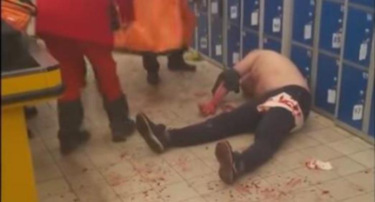 В Харькове мужчина порезал себе вены в супермаркете