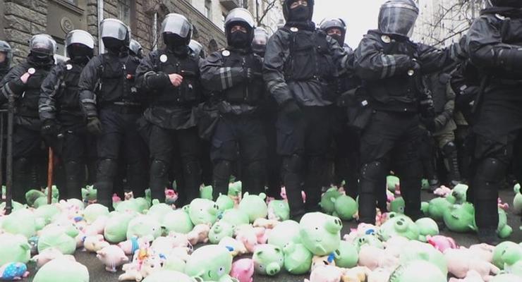"Свинарчуков за решетку": Нацкорпус забросал полицию игрушечными свинками