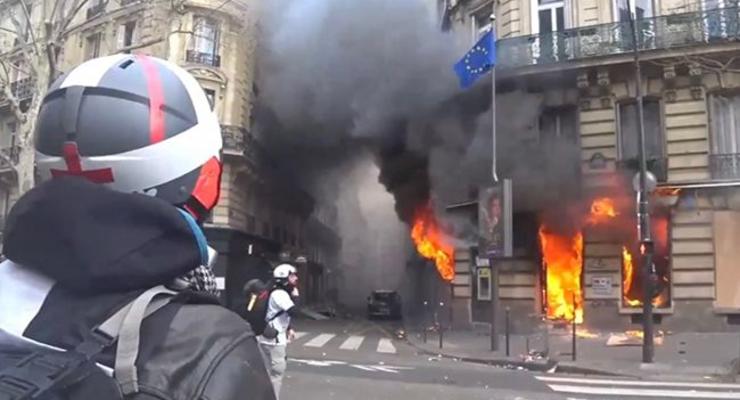 Протесты в Париже: при пожаре в банке пострадали 11 человек