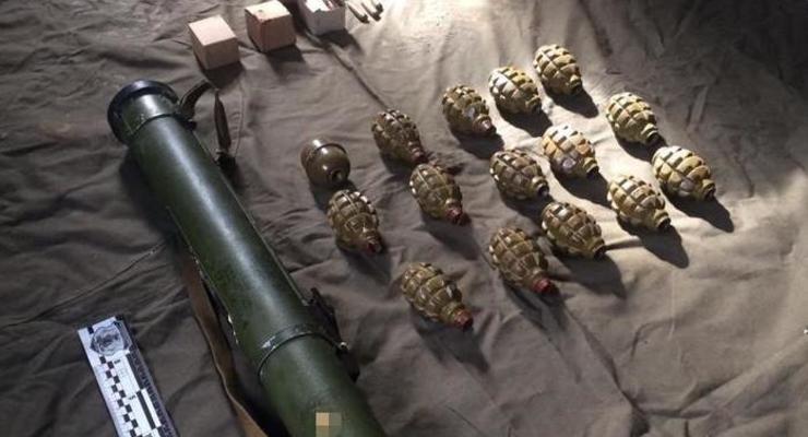 В Ровенской области нашли тайник с гранатами и РПГ