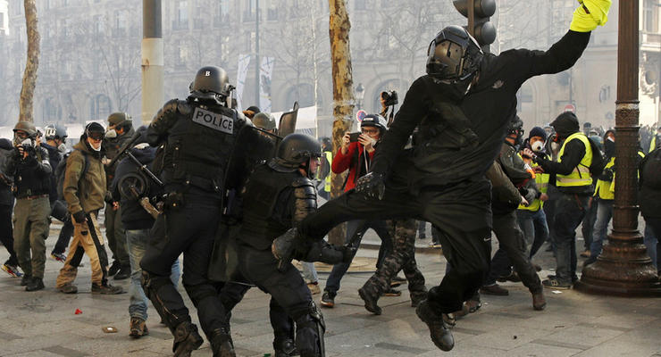 В Париже задержали почти 200 протестующих