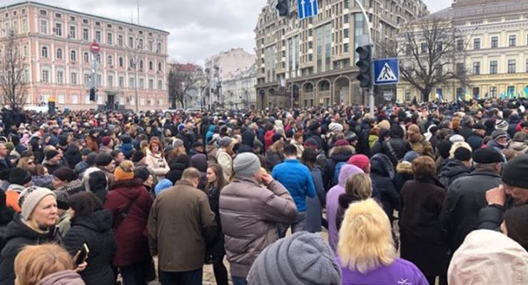 В центре Киеве собралось несколько тысяч человек