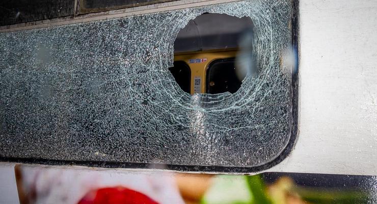 В Днепре трамвай закидали булыжниками: Пробили голову пассажиру