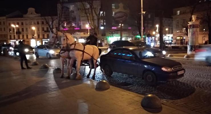 Во Львове пьяный извозчик кареты устроил ДТП