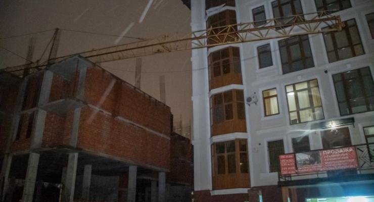 В Киеве на стройке упал башенный кран