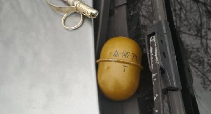 Под Днепром мужчина бросил гранату в полицейских