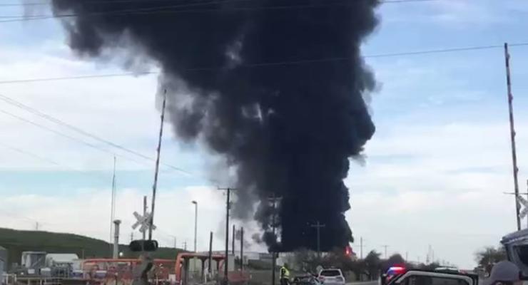 В Техасе загорелось нефтехранилище